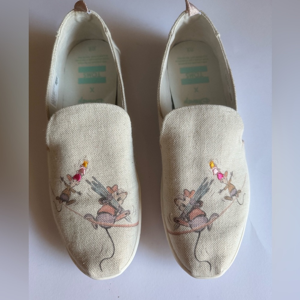 Disney Tom’s cream canvas slip on size 8W like new condition